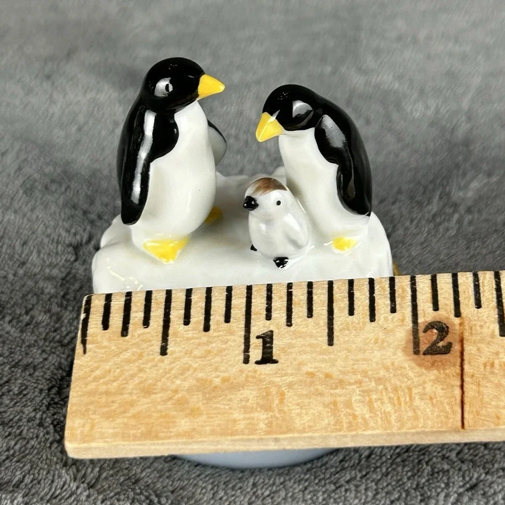 Vintage Penguin Family Porcelain Hinged Trinket Box Iceberg Gold Tone Clasp